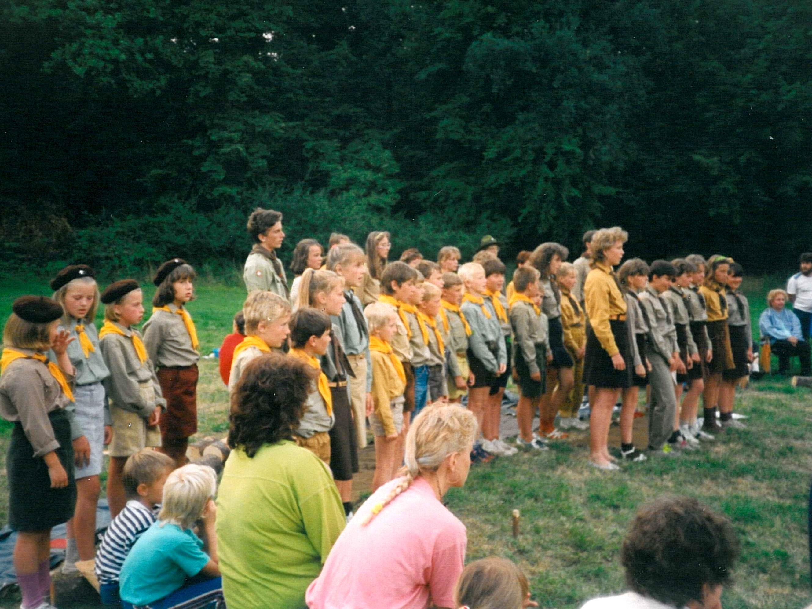 1992 tábor Chocenický Újezd - u táboráku.jpg