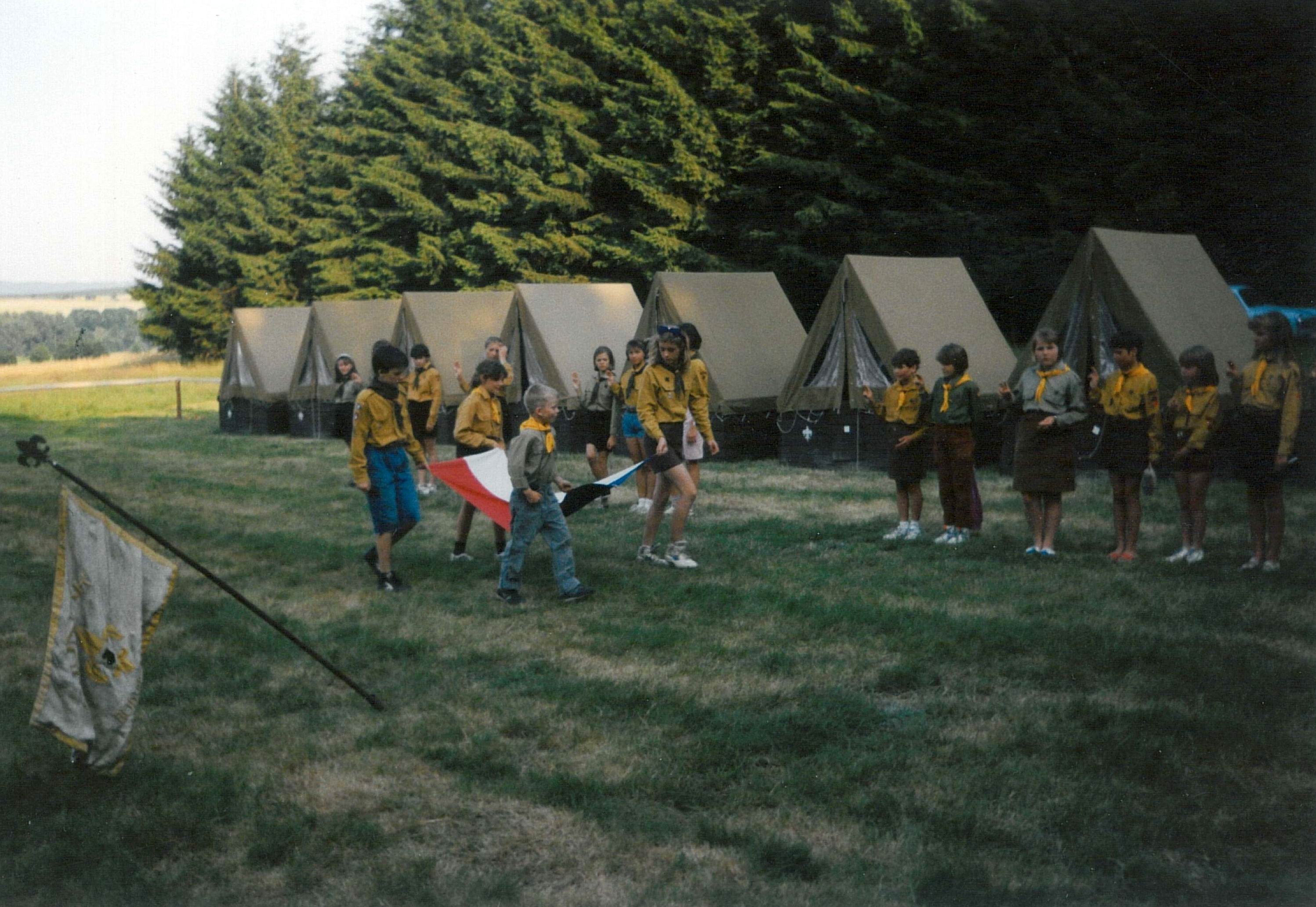1994 tábor Chocenický Újezd - snímání vlajky.jpg